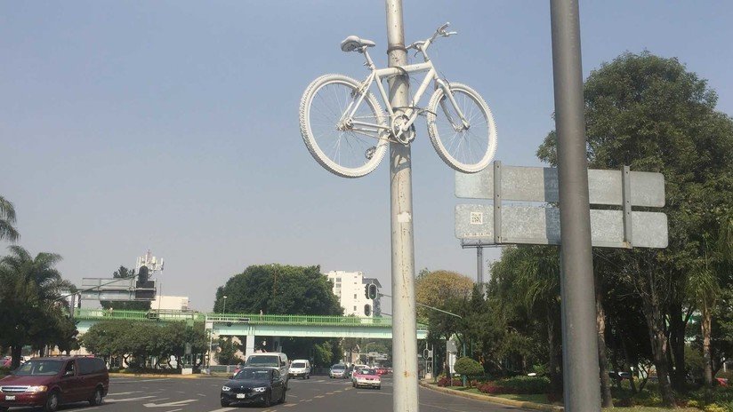 El significado de las misteriosas 'bicicletas blancas' que penden de los postes en México