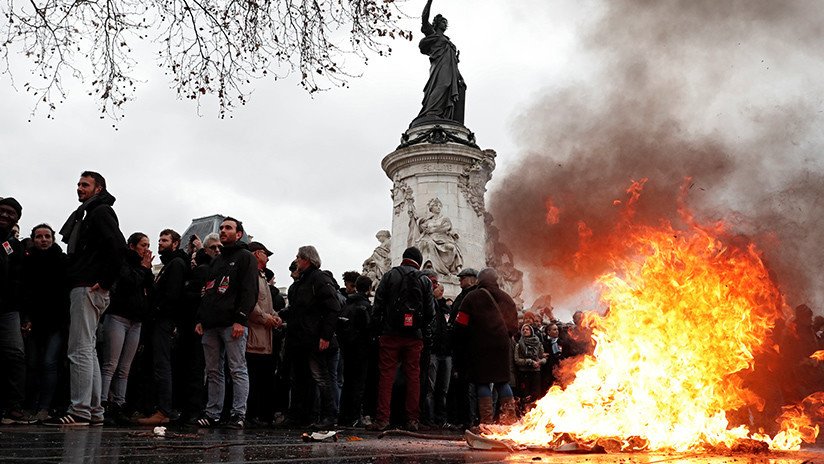 VIDEO: Protesta estudiantil en las calles de París contra las nuevas tasas de educación