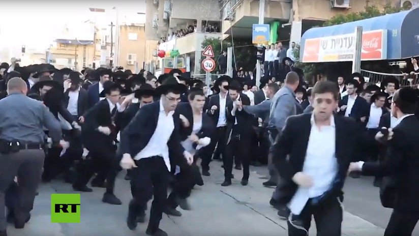 Judíos ultraortodoxos chocan con Policía durante protesta contra servicio militar en Israel (VIDEO)