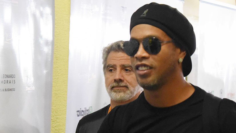 Ronaldinho se mofa de la prensa y envía a su doble a firmar autógrafos