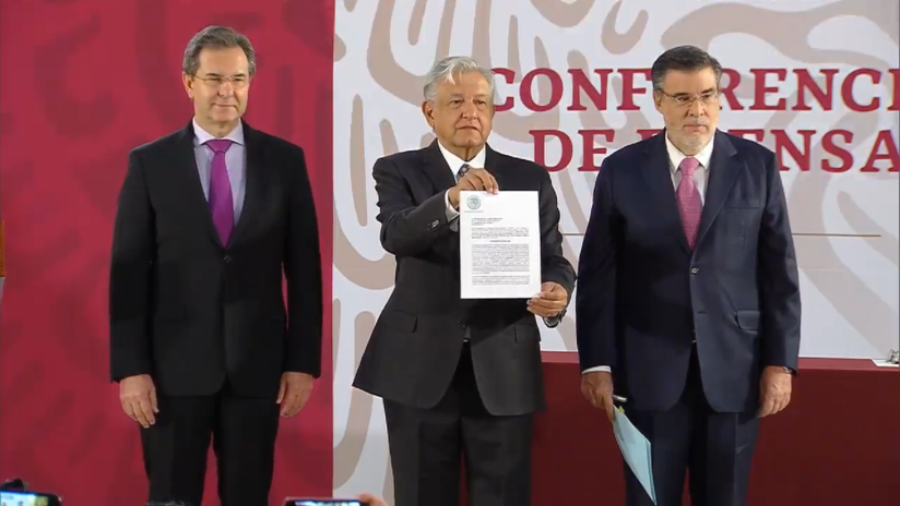 López Obrador firma una iniciativa de ley para cancelar la reforma educativa