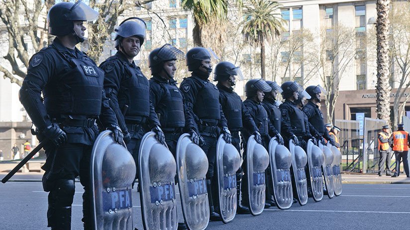 Seguidores de Boca Juniors se enfrentan con la policía en el centro de Buenos Aires 