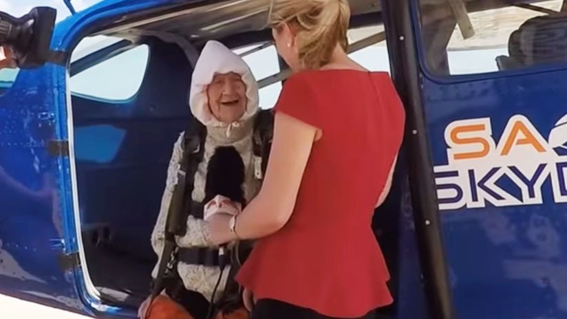 VIDEO: Una anciana de 102 años salta de un avión en paracaídas para generar conciencia sobre su hija