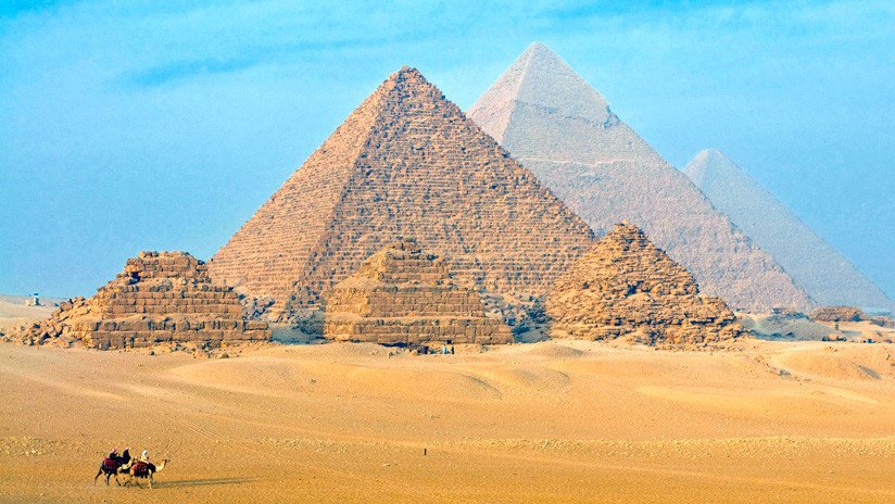 Apresan a un guía de camellos como cómplice de la pareja que se filmó desnuda en la pirámide de Giza