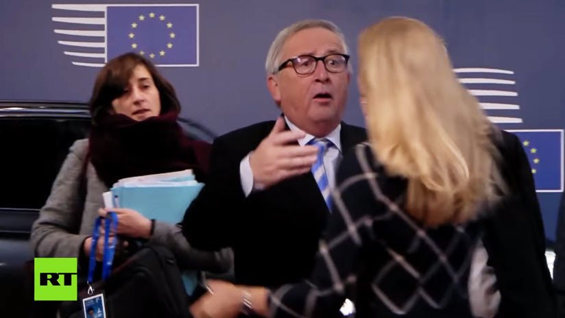 Juncker despeina a una mujer durante un saludo surrealista (VIDEO)