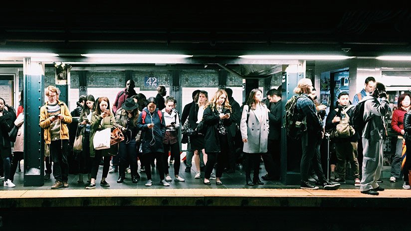 VIDEOS, FOTOS: Detienen a una mujer en el metro de Nueva York por una inexplicable agresión racista 