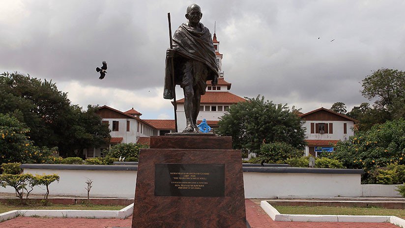 Ghana: Desmantelan un monumento al "racista" Gandhi tras una protesta estudiantil