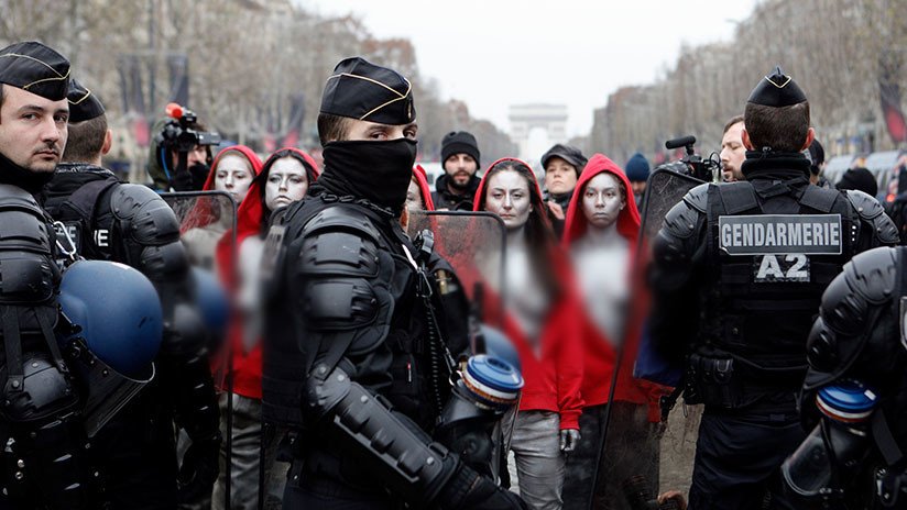 VIDEO, FOTO: Mujeres semidesnudas organizan una protesta silenciosa en París