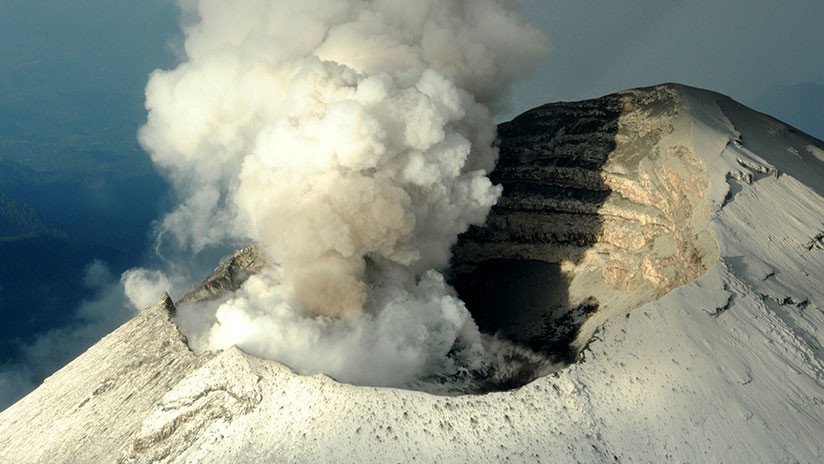 México: El volcán Popocatépetl entra en erupción y emite una fumarola de 2 kilómetros (FOTOS) 