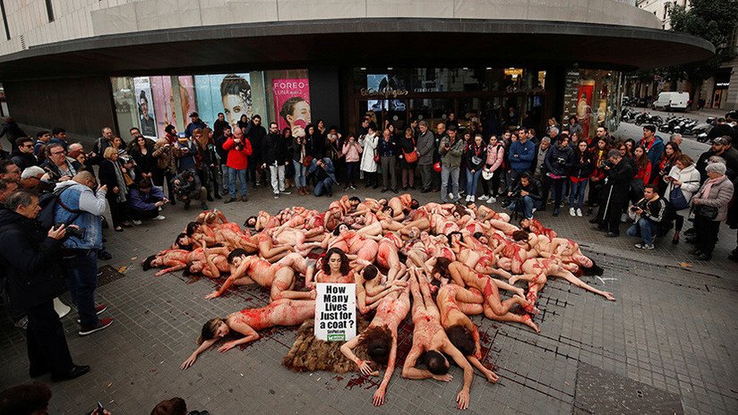 Activistas se desnudan y se tiñen de rojo en Barcelona para protestar contra el uso de pieles
