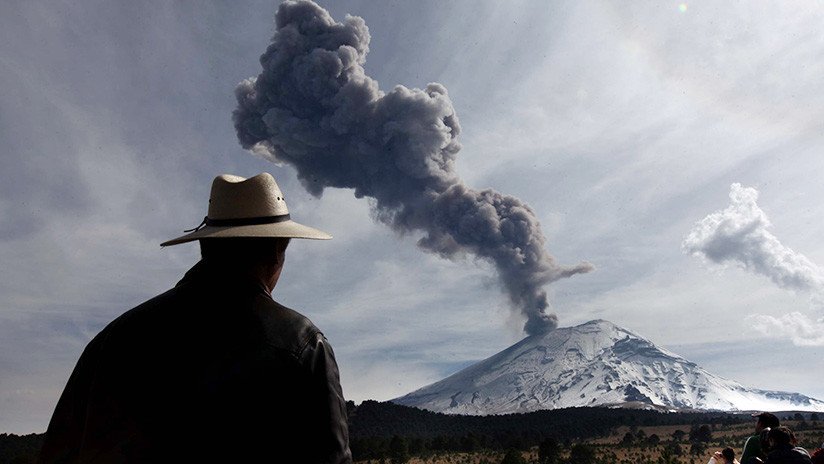 VIDEO, FOTOS: El volcán Popocatépetl emite una fumarola de 2 kilómetros y fragmentos incandescentes