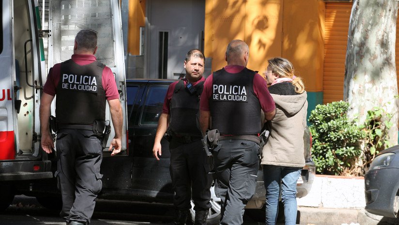 VIDEO: Denuncian y suspenden a dos policías argentinos por no ayudar a detener un ladrón