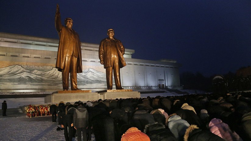 Decenas de miles de personas honran al difunto líder Kim Jong-il en Pionyang