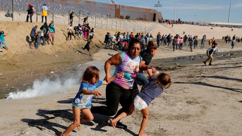 La madre de la foto viral corriendo con sus hijas en medio de gases lacrimógenos ya está en EE.UU.