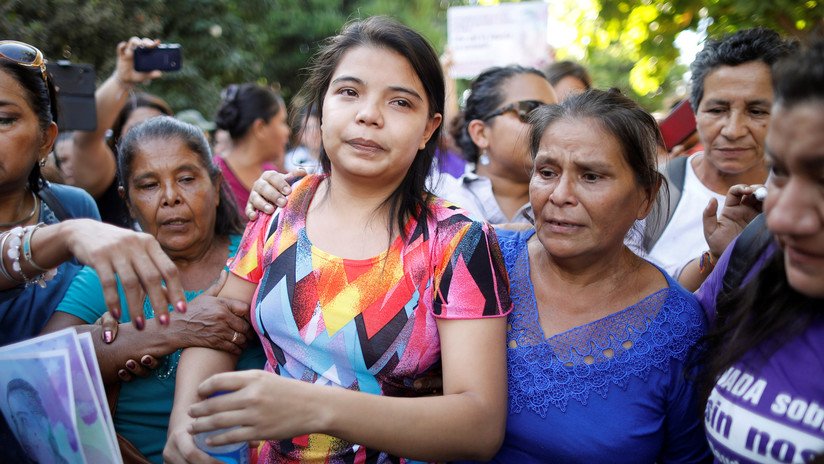 Absuelven a salvadoreña violada por su padrastro y acusada de intentar asesinar a la bebé