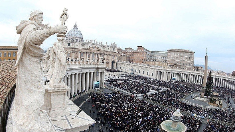 Arrestan a una modelo de Playboy por posar desnuda con una cruz en el Vaticano