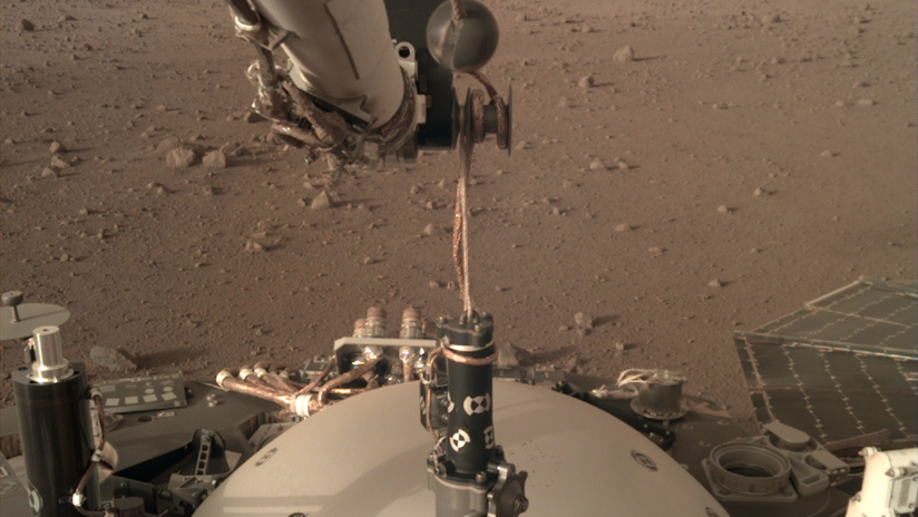 VIDEO: La NASA publica imágenes de la sonda InSight "practicando el juego de la garra" en Marte