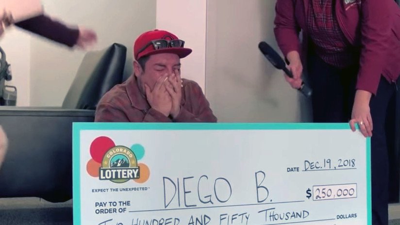 FOTO, VIDEO: Antiguo sintecho que dormía en un coche gana 250.000 dólares en la lotería 