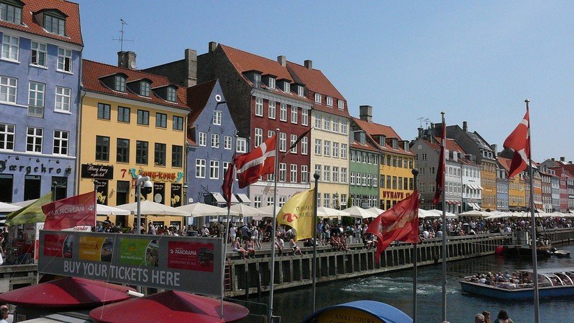 Polémica en Dinamarca por una ley que obliga a dar la mano para obtener la nacionalidad