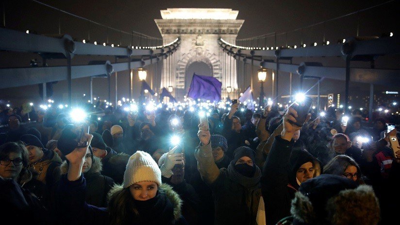 FOTOS: Miles de personas protestan contra la 'ley de la esclavitud' en Hungría