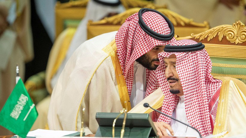 Riad anuncia el mayor presupuesto de la historia pese al déficit y la caída de precios de crudo