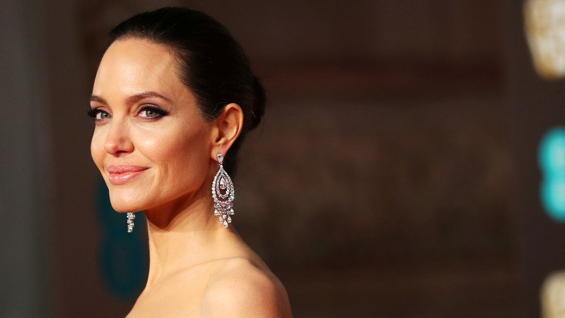 VIDEO: Cumple su sueño de tatuarse el rostro de Angelina Jolie y el resultado se hace viral