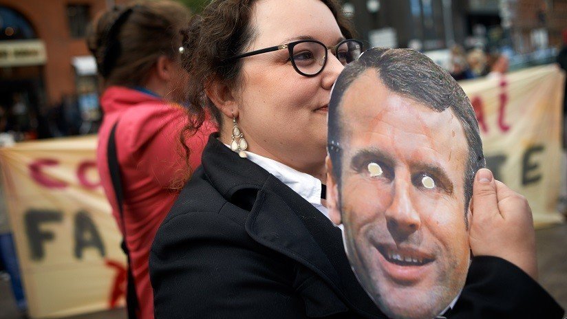 FOTOS: Investigan a 'chalecos amarillos' por 'decapitar' a Macron y fijar la cabeza en una pica