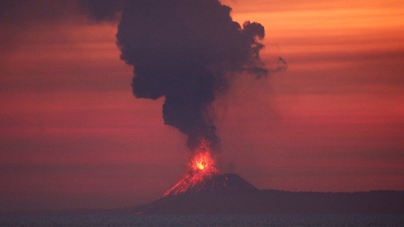 Por qué señalan al 'Hijo del Krakatoa' como la causa del potente tsunami en Indonesia
