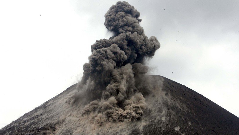 VIDEO: La erupción del volcán Anak Krakatoa captada desde un avión