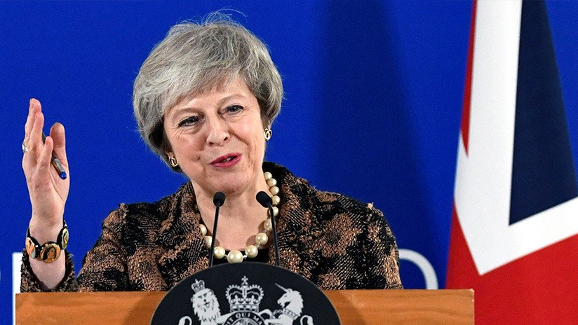 Theresa May agradece al Ejército británico por "proteger aguas y cielos de la invasión rusa"