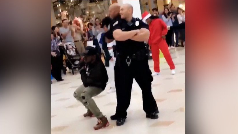 VIDEO: Policías de Florida realizan un baile navideño sorpresa ante una multitud