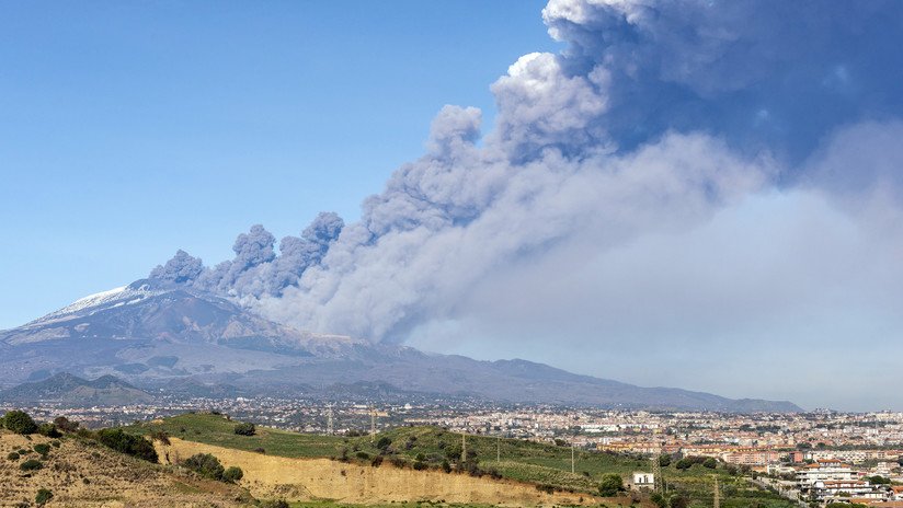 VIDEO: El volcán Etna entra en erupción en Italia