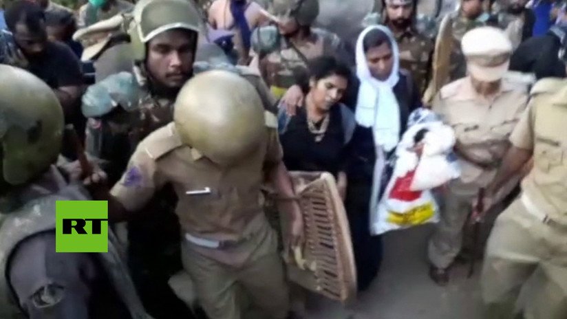VIDEO: Cientos de hombres impiden a dos mujeres entrar en un santuario de India