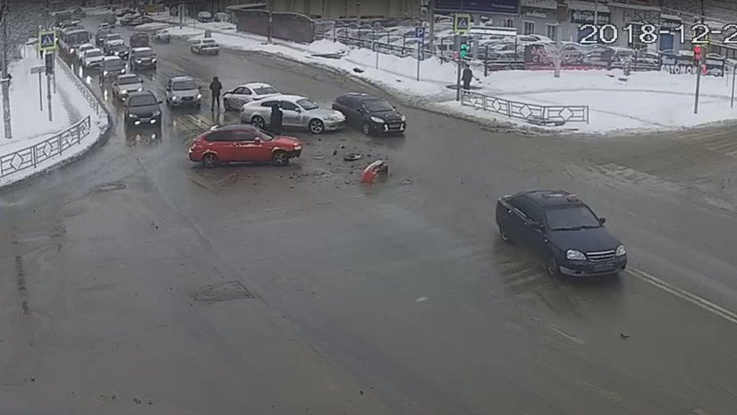 VIDEO: Cuatro coches chocan en hora y media en un 'cruce maldito' en Rusia