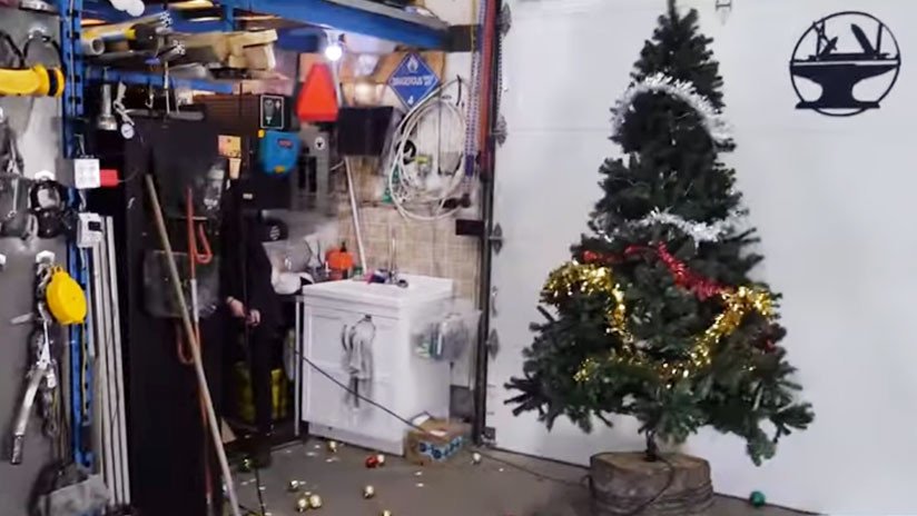 VIDEO: Cómo decorar un árbol de Navidad en 30 segundos 
