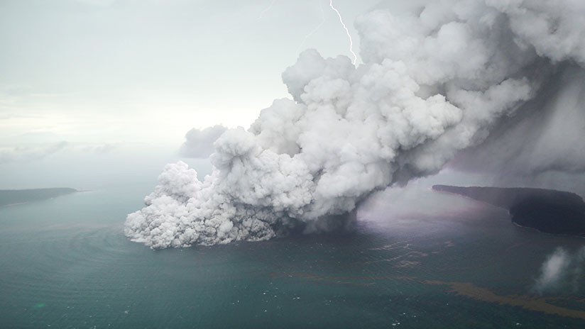 Indonesia emite una alerta roja y desvía los vuelos en torno al volcán en erupción Anak Krakatoa