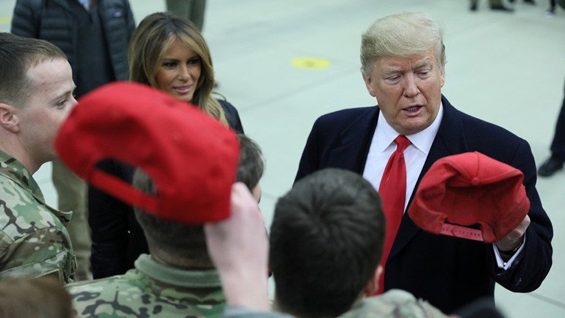 Trump aterriza en Alemania para recargar combustible y reunirse allí con las tropas de EE.UU.