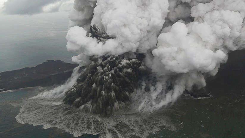 FOTO, VIDEO: Imágenes satelitales confirman la desaparición de parte del volcán Anak Krakatoa