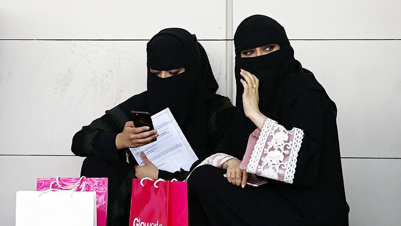 FOTOS: Mujeres sauditas pisan sus nicabs en una campaña de protesta 