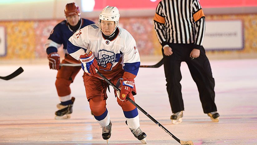 VIDEO: Putin juega al hockey en la Plaza Roja (y mete el primer gol)