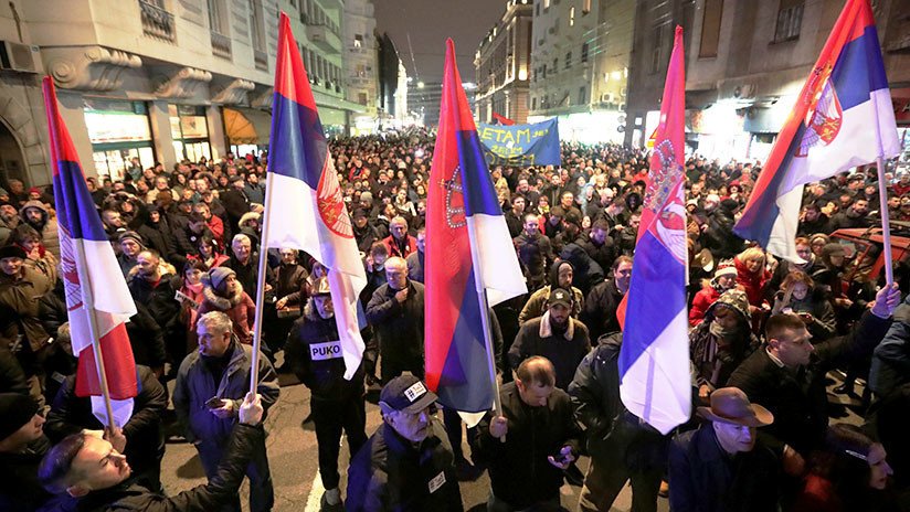 Miles de serbios salen a las calles en protesta contra el presidente