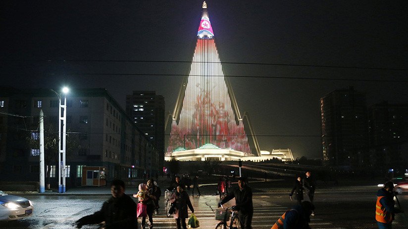 El hotel más alto y 'muerto' de Corea del Norte se ilumina con mensajes políticos (FOTOS)
