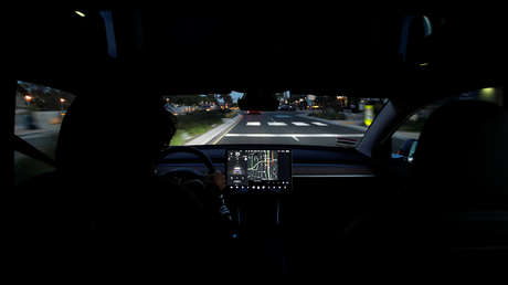 La Policía tira de ingenio para detener un Tesla con el piloto automático y un chofer ebrio dormido