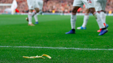 "Escoria racista": Detenido un fan del Tottenham por tirar un plátano al delantero rival Aubameyang