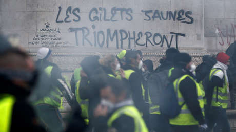 Video en primera persona: La batalla entre policías y 'chalecos amarillos' en el Arco del Triunfo