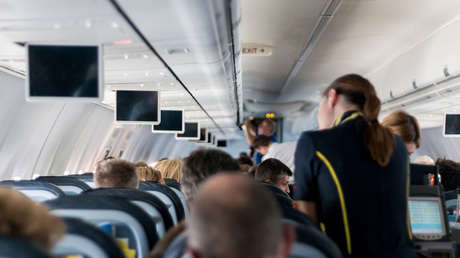 Explican por qué es peligroso beber té o café en el avión