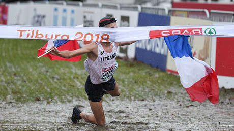 ¿Corredor o futbolista? La aparatosa llegada a meta de un atleta francés (VIDEO)