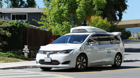 Google prueba coches autónomos en Arizona (pero muchos los reciben a pedradas y a punta de pistola)