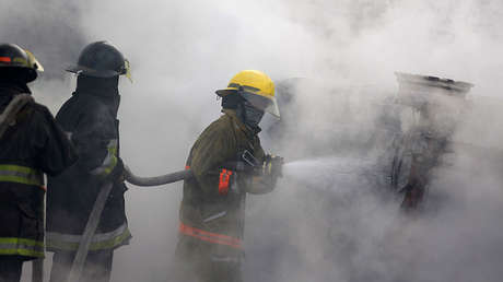 VIDEO, FOTOS: Cierran el aeropuerto de Toluca por incendio que consumió un almacén de telas