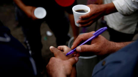 ¿Por qué los migrantes en la frontera con EE.UU. llevan un número con tinta negra en el brazo?